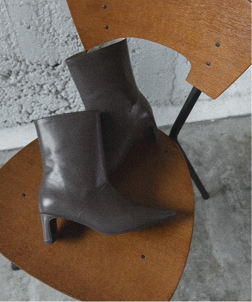 A de Vivre（アドゥヴィーヴル）の「レザー ワイドシャフトショートブーツ（ブーツ・レディース・グレイッシュベージュ/ブラック・M/S/L）」の6枚目の写真