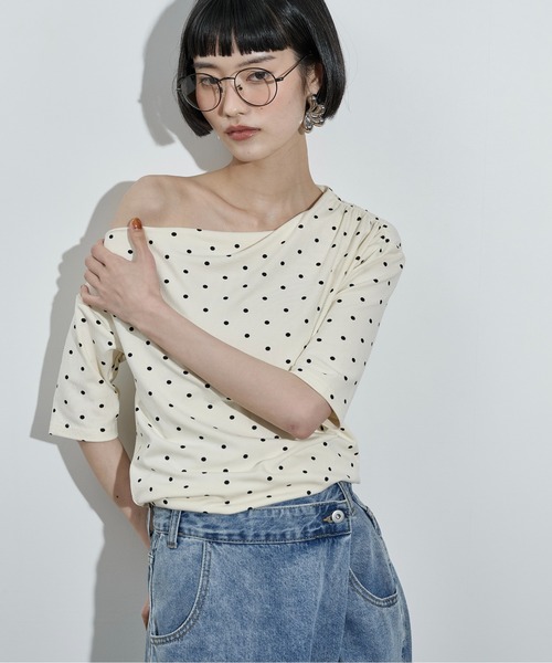 THE YOn(ザヨン)の「ドットプリントワンショルトップス(Tシャツ/カットソー・レディース・アイボリー/グレー・FREE)」の3枚目の写真