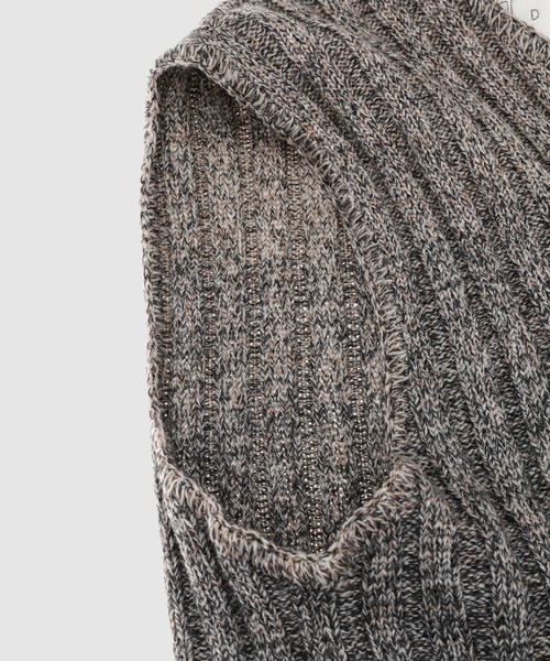 ERL(イーアールエル)の「UNISEX GRADIENT VEST KNIT(ベスト・メンズ・ダークグレー・M)」の5枚目の写真