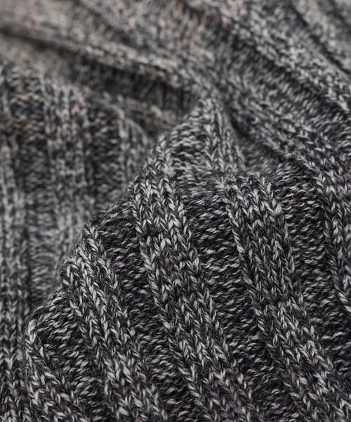 ERL(イーアールエル)の「UNISEX GRADIENT VEST KNIT(ベスト・メンズ・ダークグレー・M)」の6枚目の写真