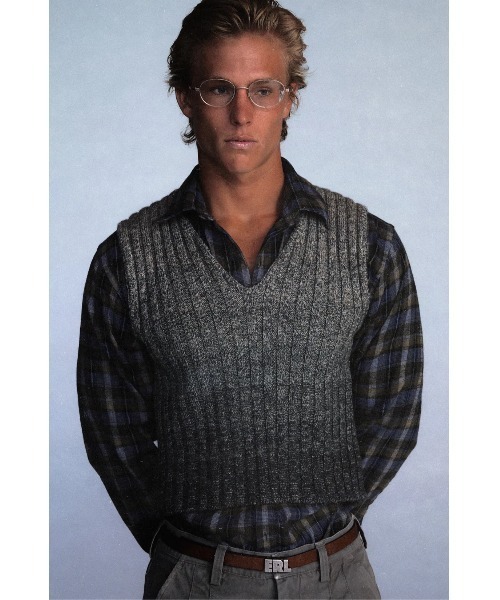 ERL(イーアールエル)の「UNISEX GRADIENT VEST KNIT(ベスト・メンズ・ダークグレー・M)」の2枚目の写真
