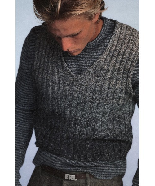 ERL(イーアールエル)の「UNISEX GRADIENT VEST KNIT(ベスト・メンズ・ダークグレー・M)」の3枚目の写真