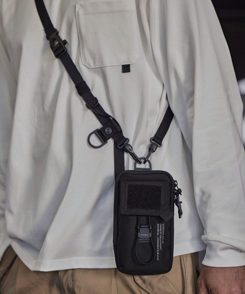 GORDON MILLER(ゴードンミラー)の「GORDON MILLER VANLIFE EQUIPMENT バリスティックスマホポーチ(トラベルグッズ・メンズ・ブラック・ONE SIZE)」の1枚目の写真