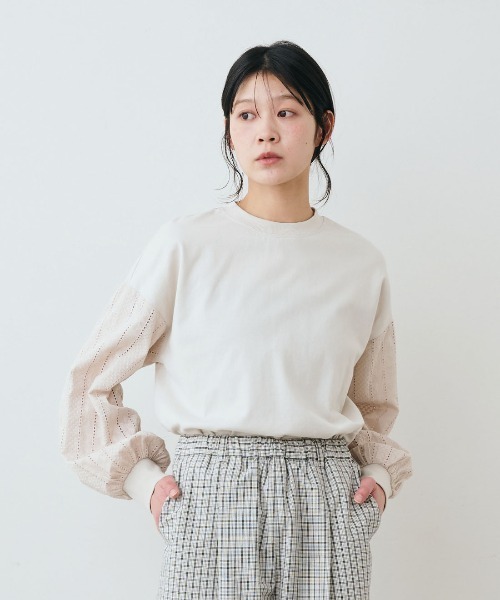 THREE FIFTY STANDARD(スリーフィフティースタンダード)の「THREE FIFTY STANDARD コットンレース袖のカットソートップス(Tシャツ/カットソー・レディース・グレイッシュベージュ/ブラック・M/LL/L)」の1枚目の写真