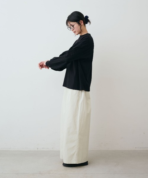 THREE FIFTY STANDARD(スリーフィフティースタンダード)の「THREE FIFTY STANDARD コットンレース袖のカットソートップス(Tシャツ/カットソー・レディース・グレイッシュベージュ/ブラック・M/LL/L)」の4枚目の写真