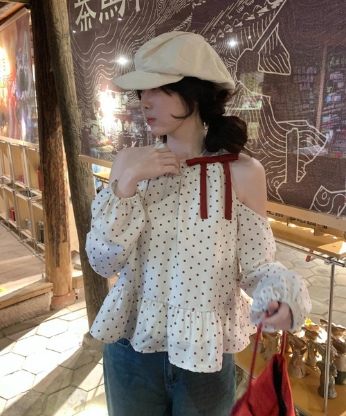 Aelina(エリナ)の「ドット柄オフショルダー長袖トップス(Tシャツ/カットソー・レディース・ベージュ・FREE)」の1枚目の写真