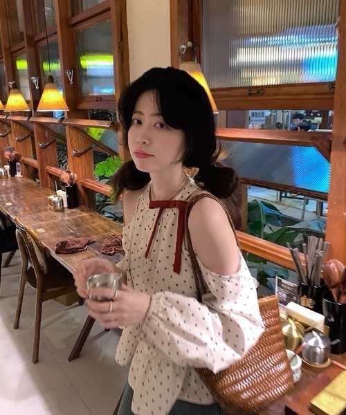 Aelina(エリナ)の「ドット柄オフショルダー長袖トップス(Tシャツ/カットソー・レディース・ベージュ・FREE)」の7枚目の写真