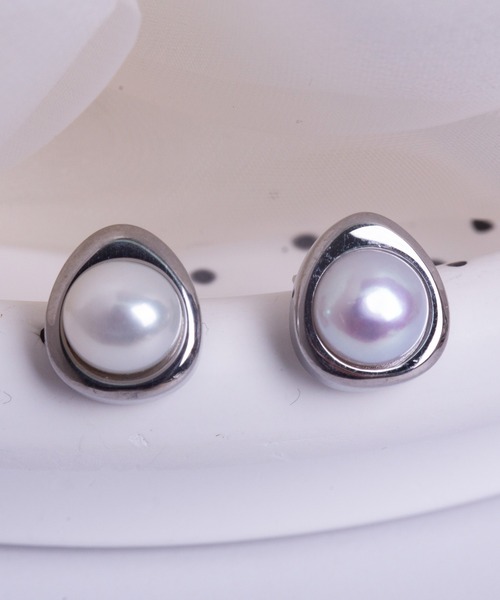 Peony(ピオニー)の「【Peony/ピオニー】パールトップシンプルピアス【アレルギー対応】(ピアス(両耳用)・レディース・ゴールド/シルバー・FREE)」の2枚目の写真