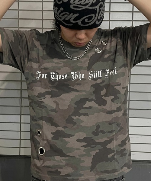 FREE DEE(フリー ディー)の「A'GEM/9 × .kom 『FREEDEE/フリーディー』アイレットグラフィックTシャツ(Tシャツ/カットソー・メンズ・ピンク/カーキ/ブラック・M/L)」の2枚目の写真