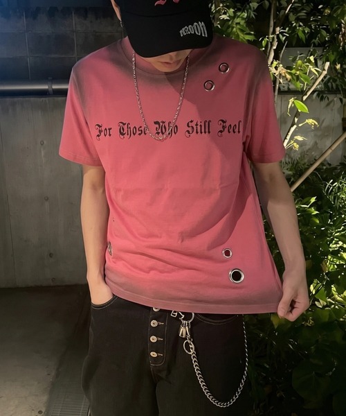 FREE DEE(フリー ディー)の「A'GEM/9 × .kom 『FREEDEE/フリーディー』アイレットグラフィックTシャツ(Tシャツ/カットソー・メンズ・ピンク/カーキ/ブラック・M/L)」の3枚目の写真
