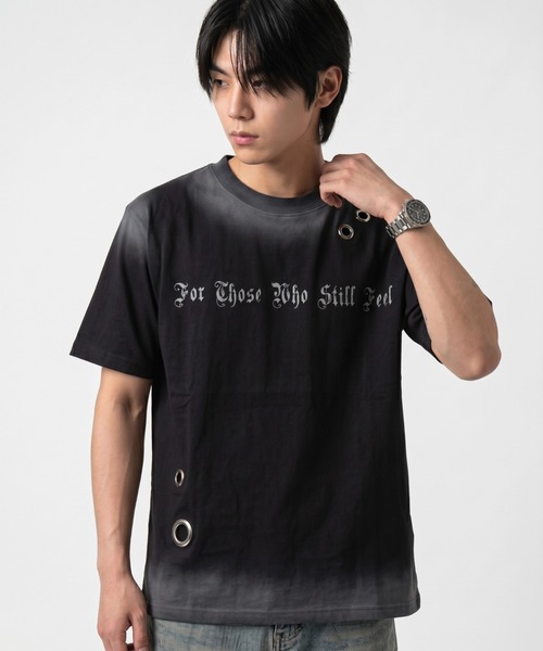 FREE DEE(フリー ディー)の「A'GEM/9 × .kom 『FREEDEE/フリーディー』アイレットグラフィックTシャツ(Tシャツ/カットソー・メンズ・ピンク/カーキ/ブラック・M/L)」の1枚目の写真