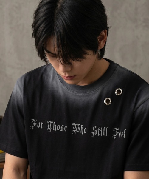 FREE DEE(フリー ディー)の「A'GEM/9 × .kom 『FREEDEE/フリーディー』アイレットグラフィックTシャツ(Tシャツ/カットソー・メンズ・ピンク/カーキ/ブラック・M/L)」の4枚目の写真