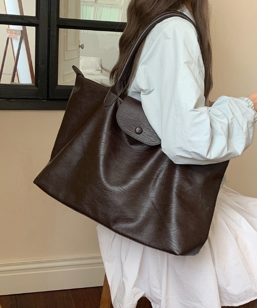 yuue' ( wear )(ユーイ)の「フラップフェイクレザートートバッグ/通勤通学/オフィスバッグ/A4サイズ対応(ショルダーバッグ・レディース・ブラック/ダークブラウン・FREE)」の10枚目の写真