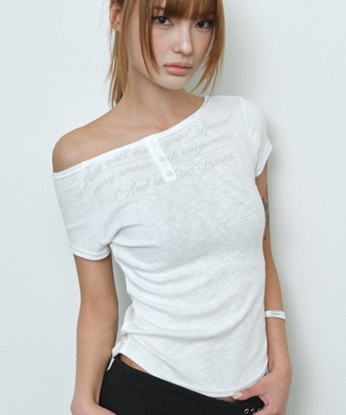 Midnight Move(ミッドナイトムーブ)の「A'GEM/9 × .kom 『MIDNIGHT MOVE/ミッドナイトムーブ』 ss bt sl tee/ボタンレタリングトップス(Tシャツ/カットソー・レディース・ブラック/ホワイト・FREE)」の2枚目の写真