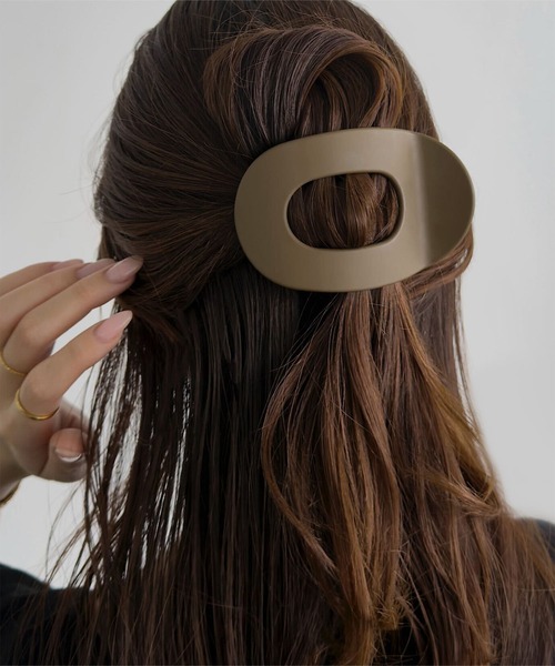 KOBE LETTUCE(コウベレタス)の「もたれられるヘアクリップ(バレッタ/ヘアクリップ・レディース・ブラック/ブラウン系/アイボリー系/ブラック系/ベージュ系・F)」の4枚目の写真