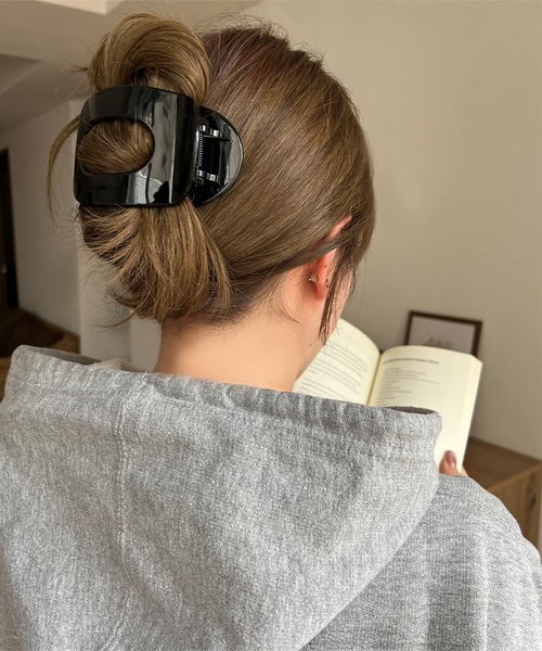 KOBE LETTUCE(コウベレタス)の「もたれられるヘアクリップ(バレッタ/ヘアクリップ・レディース・ブラック/ブラウン系/アイボリー系/ブラック系/ベージュ系・F)」の2枚目の写真