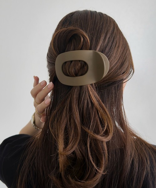 KOBE LETTUCE(コウベレタス)の「もたれられるヘアクリップ(バレッタ/ヘアクリップ・レディース・ブラック/ブラウン系/アイボリー系/ブラック系/ベージュ系・F)」の15枚目の写真