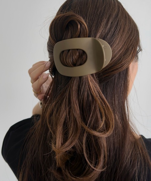 KOBE LETTUCE(コウベレタス)の「もたれられるヘアクリップ(バレッタ/ヘアクリップ・レディース・ブラック/ブラウン系/アイボリー系/ブラック系/ベージュ系・F)」の16枚目の写真