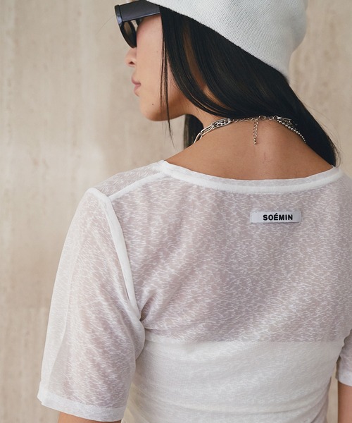 SOEMIN(ソミン)の「Blurred logo side shirring T-shirt/ロゴサイドシャーリングTシャツ(Tシャツ/カットソー・レディース・ホワイト/ブラック・FREE)」の1枚目の写真