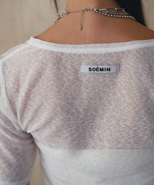 SOEMIN(ソミン)の「Blurred logo side shirring T-shirt/ロゴサイドシャーリングTシャツ(Tシャツ/カットソー・レディース・ホワイト/ブラック・FREE)」の6枚目の写真