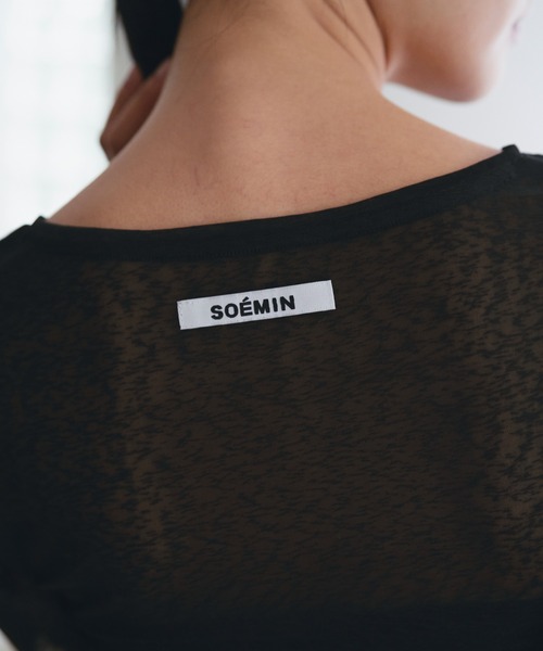 SOEMIN(ソミン)の「Blurred logo side shirring T-shirt/ロゴサイドシャーリングTシャツ(Tシャツ/カットソー・レディース・ホワイト/ブラック・FREE)」の12枚目の写真