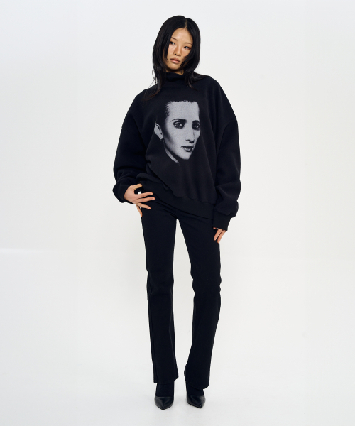 WORLDDILEMA（ワールドジレンマ）の「GENDERFLUID EARL PRINTING HIGH NECK FLEECE SWEATSHIRTS (BLACK)（スウェット・レディース・ブラック・FREE）」の3枚目の写真