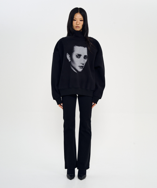 WORLDDILEMA（ワールドジレンマ）の「GENDERFLUID EARL PRINTING HIGH NECK FLEECE SWEATSHIRTS (BLACK)（スウェット・レディース・ブラック・FREE）」の5枚目の写真
