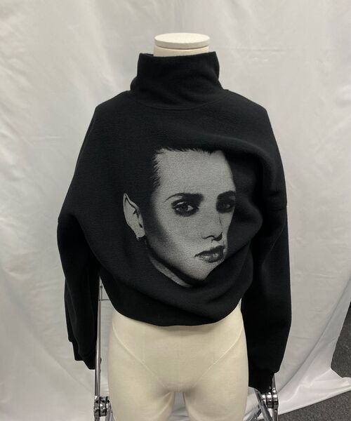 WORLDDILEMA（ワールドジレンマ）の「GENDERFLUID EARL PRINTING HIGH NECK FLEECE SWEATSHIRTS (BLACK)（スウェット・レディース・ブラック・FREE）」の7枚目の写真
