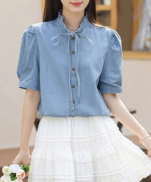 ONEP STAR(ワンピスター)の「フリルネックデニムブラウス(シャツ/ブラウス・レディース・ライトブルー・X-LARGE/LARGE/MEDIUM)」の1枚目の写真