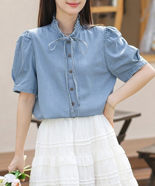ONEP STAR(ワンピスター)の「フリルネックデニムブラウス(シャツ/ブラウス・レディース・ライトブルー・X-LARGE/LARGE/MEDIUM)」の2枚目の写真