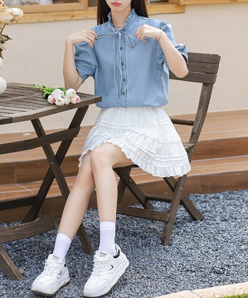 ONEP STAR(ワンピスター)の「フリルネックデニムブラウス(シャツ/ブラウス・レディース・ライトブルー・X-LARGE/LARGE/MEDIUM)」の8枚目の写真