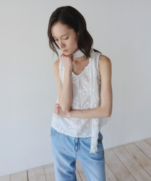 YEARNING（イヤニング）の「FLORAL EMBROIDERED LACE SLEEVELESS, WHITE（シャツ/ブラウス・レディース・その他・FREE）」の3枚目の写真