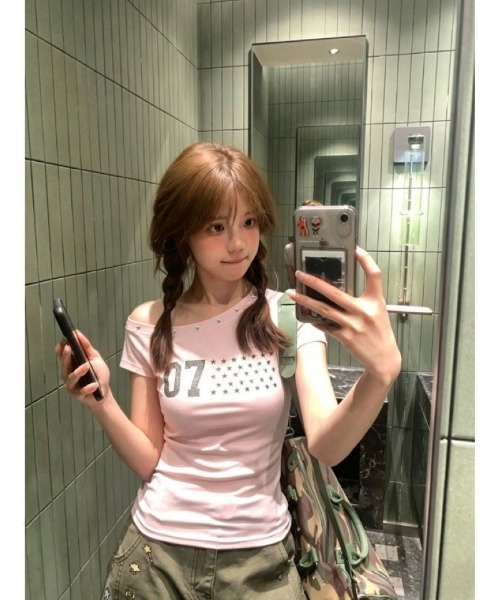 Ritzy(リッツィー)の「星柄オフショルダー T シャツ(Tシャツ/カットソー・レディース・ピンク/ブラック・M)」の2枚目の写真