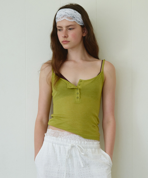 ROLAROLA(ロラロラ)の「BUTTON SLEEVELESS OLIVE(Tシャツ/カットソー・レディース・オリーブ・SMALL/MEDIUM)」の2枚目の写真
