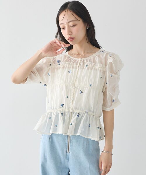 earth music&ecology(アースミュージックアンドエコロジー)の「【前後2WAY】フラワー刺繍シャーリングブラウス(シャツ/ブラウス・レディース・オフホワイト/ブラック・FREE)」の10枚目の写真