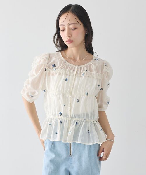 earth music&ecology(アースミュージックアンドエコロジー)の「【前後2WAY】フラワー刺繍シャーリングブラウス(シャツ/ブラウス・レディース・オフホワイト/ブラック・FREE)」の11枚目の写真