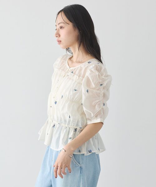 earth music&ecology(アースミュージックアンドエコロジー)の「【前後2WAY】フラワー刺繍シャーリングブラウス(シャツ/ブラウス・レディース・オフホワイト/ブラック・FREE)」の12枚目の写真