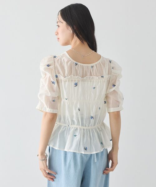 earth music&ecology(アースミュージックアンドエコロジー)の「【前後2WAY】フラワー刺繍シャーリングブラウス(シャツ/ブラウス・レディース・オフホワイト/ブラック・FREE)」の13枚目の写真