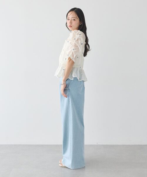 earth music&ecology(アースミュージックアンドエコロジー)の「【前後2WAY】フラワー刺繍シャーリングブラウス(シャツ/ブラウス・レディース・オフホワイト/ブラック・FREE)」の15枚目の写真