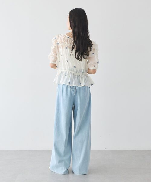 earth music&ecology(アースミュージックアンドエコロジー)の「【前後2WAY】フラワー刺繍シャーリングブラウス(シャツ/ブラウス・レディース・オフホワイト/ブラック・FREE)」の16枚目の写真