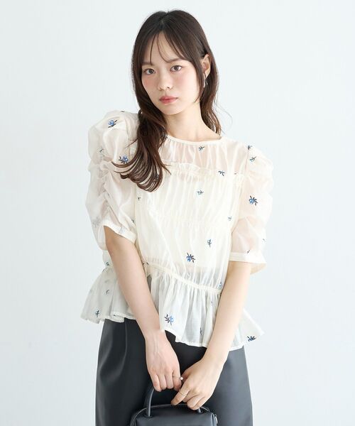 earth music&ecology(アースミュージックアンドエコロジー)の「【前後2WAY】フラワー刺繍シャーリングブラウス(シャツ/ブラウス・レディース・オフホワイト/ブラック・FREE)」の17枚目の写真