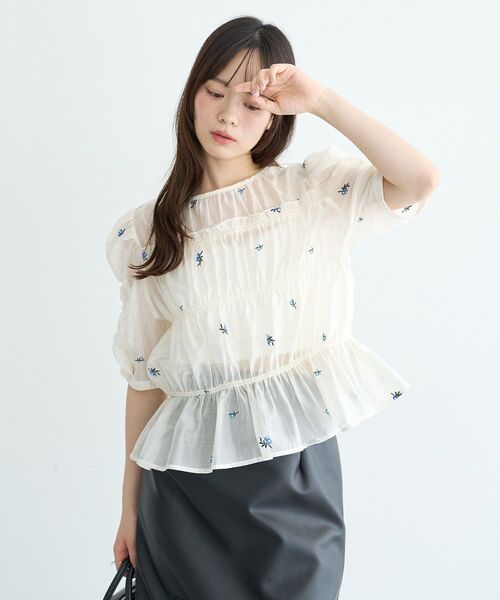 earth music&ecology(アースミュージックアンドエコロジー)の「【前後2WAY】フラワー刺繍シャーリングブラウス(シャツ/ブラウス・レディース・オフホワイト/ブラック・FREE)」の18枚目の写真