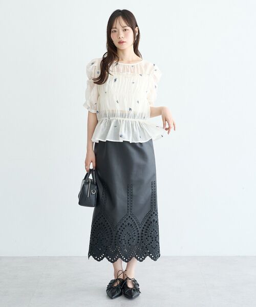 earth music&ecology(アースミュージックアンドエコロジー)の「【前後2WAY】フラワー刺繍シャーリングブラウス(シャツ/ブラウス・レディース・オフホワイト/ブラック・FREE)」の19枚目の写真