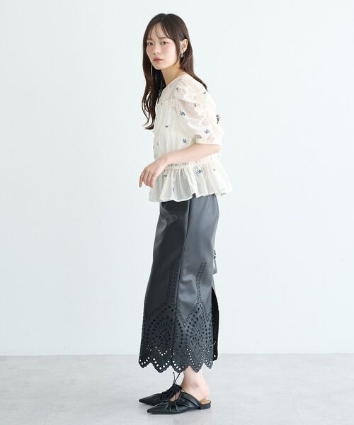 earth music&ecology(アースミュージックアンドエコロジー)の「【前後2WAY】フラワー刺繍シャーリングブラウス(シャツ/ブラウス・レディース・オフホワイト/ブラック・FREE)」の20枚目の写真