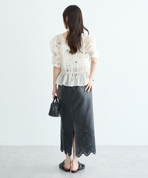 earth music&ecology(アースミュージックアンドエコロジー)の「【前後2WAY】フラワー刺繍シャーリングブラウス(シャツ/ブラウス・レディース・オフホワイト/ブラック・FREE)」の21枚目の写真