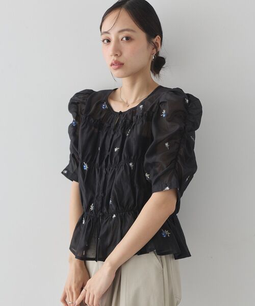 earth music&ecology(アースミュージックアンドエコロジー)の「【前後2WAY】フラワー刺繍シャーリングブラウス(シャツ/ブラウス・レディース・オフホワイト/ブラック・FREE)」の22枚目の写真