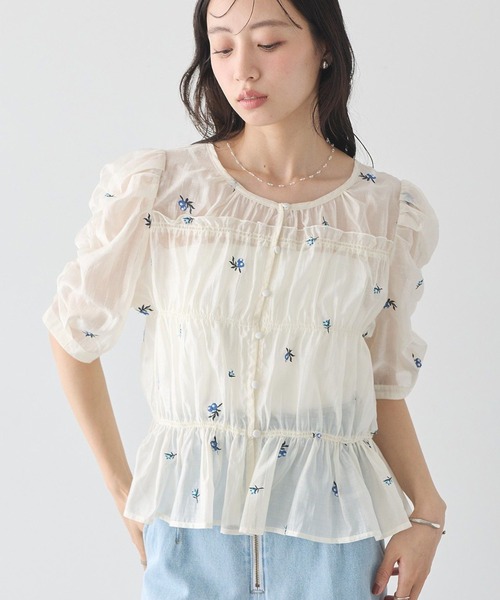 earth music&ecology(アースミュージックアンドエコロジー)の「【前後2WAY】フラワー刺繍シャーリングブラウス(シャツ/ブラウス・レディース・オフホワイト/ブラック・FREE)」の1枚目の写真