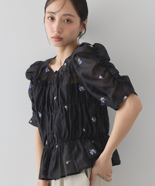 earth music&ecology(アースミュージックアンドエコロジー)の「【前後2WAY】フラワー刺繍シャーリングブラウス(シャツ/ブラウス・レディース・オフホワイト/ブラック・FREE)」の2枚目の写真