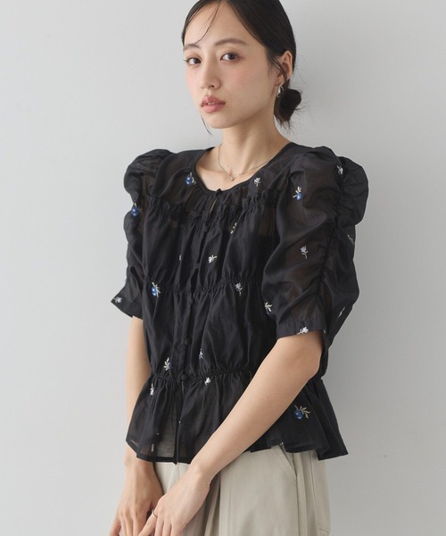 earth music&ecology(アースミュージックアンドエコロジー)の「【前後2WAY】フラワー刺繍シャーリングブラウス(シャツ/ブラウス・レディース・オフホワイト/ブラック・FREE)」の5枚目の写真