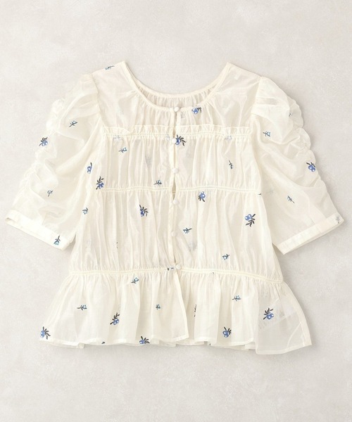 earth music&ecology(アースミュージックアンドエコロジー)の「【前後2WAY】フラワー刺繍シャーリングブラウス(シャツ/ブラウス・レディース・オフホワイト/ブラック・FREE)」の4枚目の写真